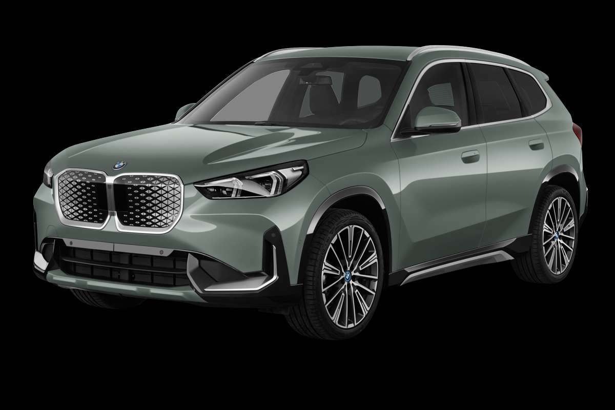 Schräge Frontansicht eines BMW iX1, freigestellt