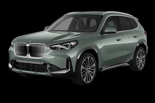 Schräge Frontansicht auf einen BMW iX1 , freigestellt