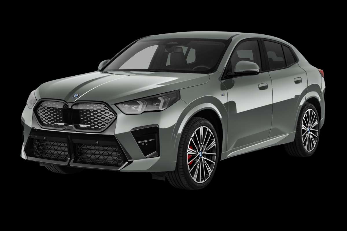 Schräge Frontansicht eines BMW iX2, freigestellt