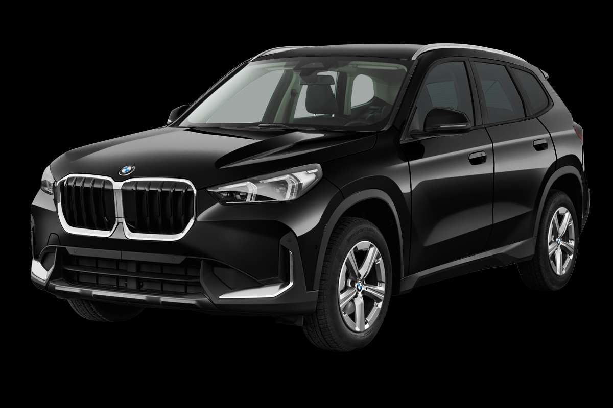 Schräge Frontansicht eines BMW X1, freigestellt