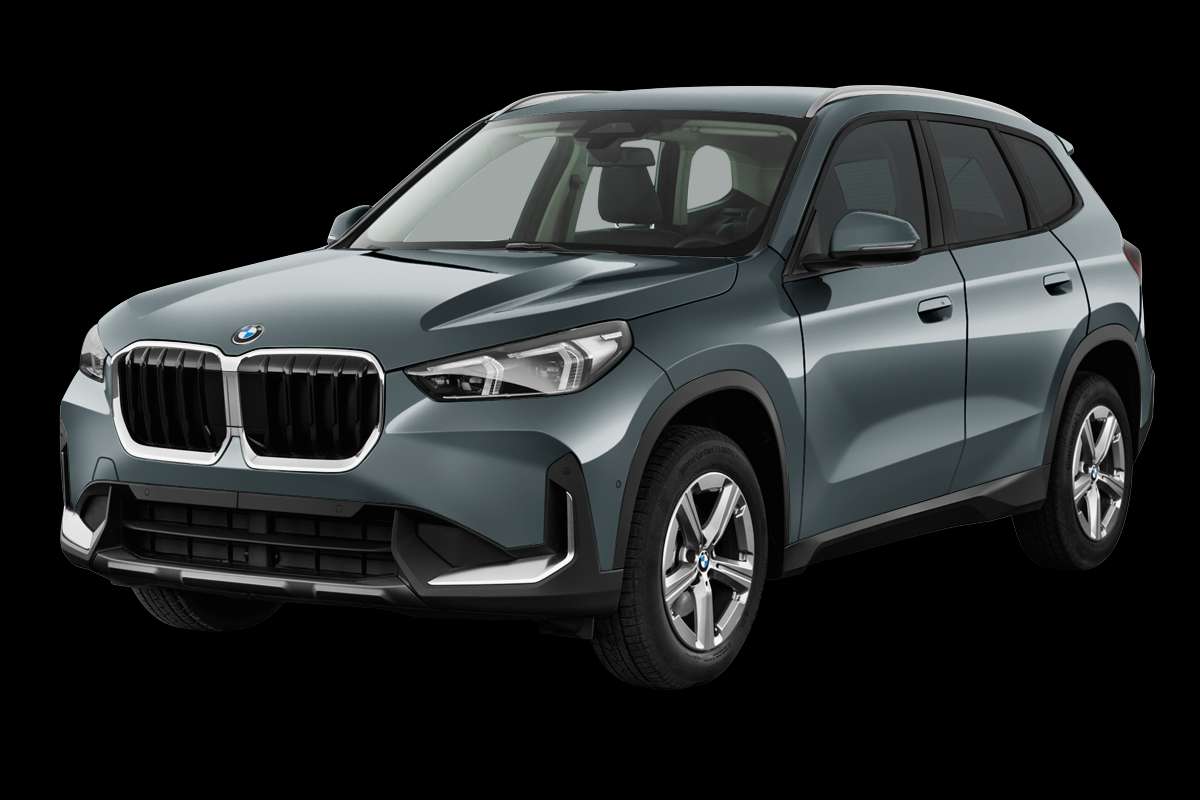 Schräge Frontansicht eines BMW X1, freigestellt