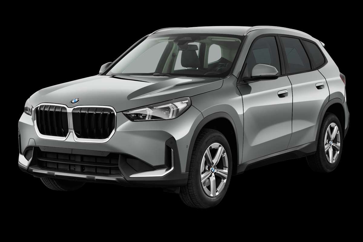 Schräge Frontansicht eines BMW X1, freigestellt