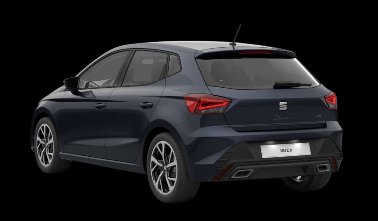 Schräge Heckansicht eines SEAT Ibiza, freigestellt