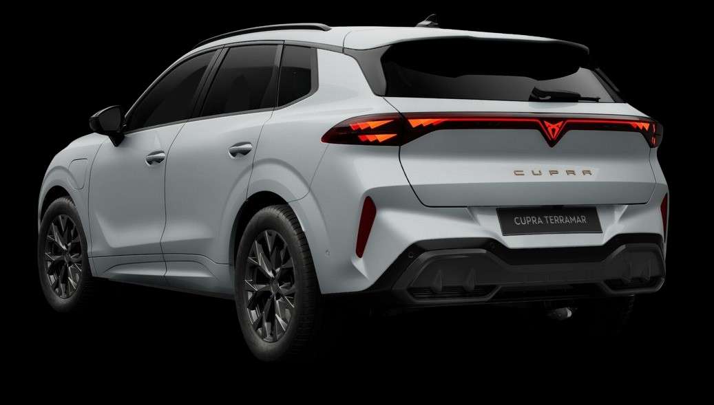 Schräge Heckansicht eines CUPRA Terramar, freigestellt