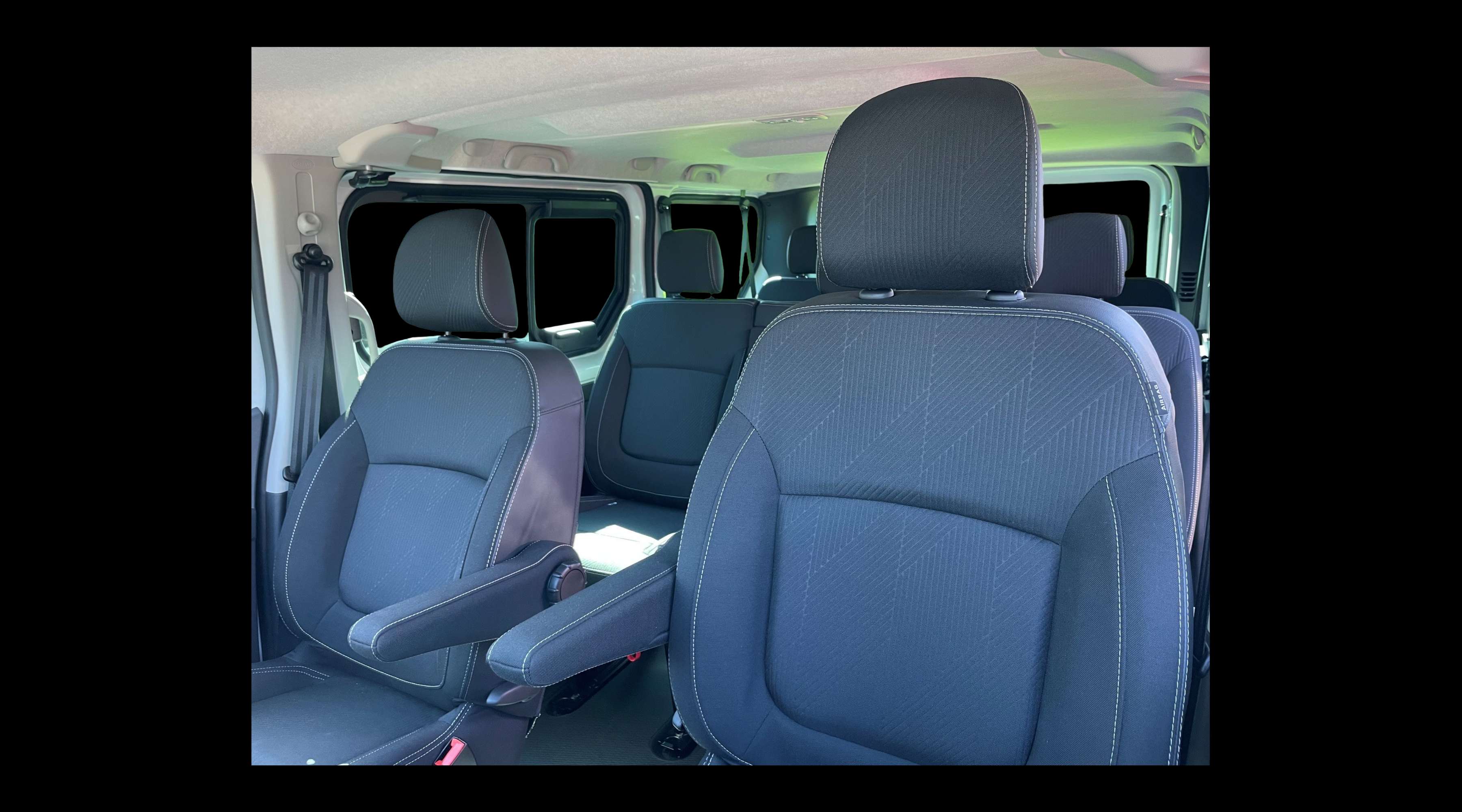 Vordersitze eines Nissan Primastar