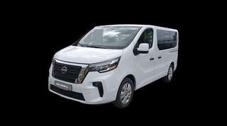 Schräge Frontansicht auf einen Nissan Primastar TEKNA, freigestellt
