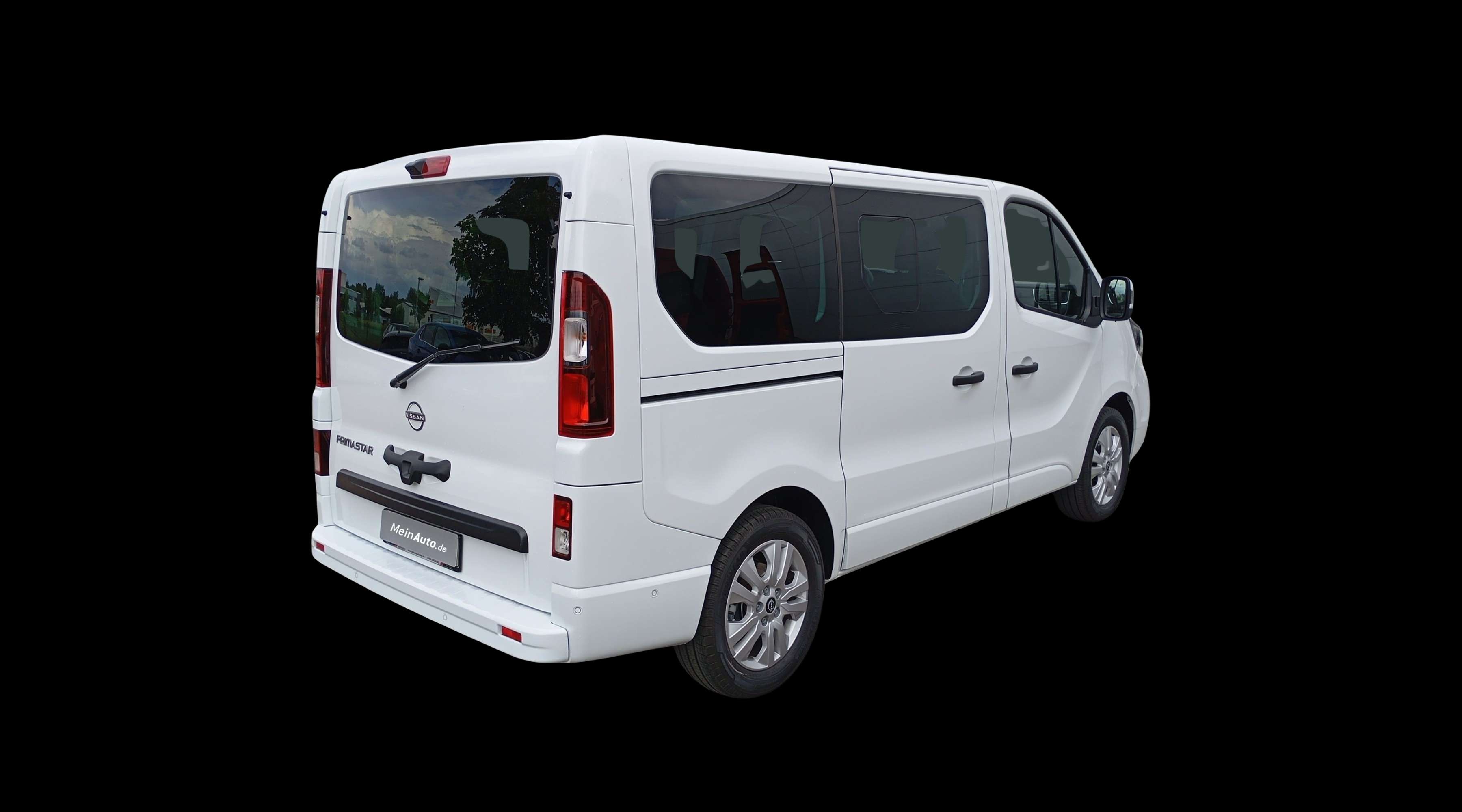 Schräge Heckansicht eines Nissan Primastar, freigestellt