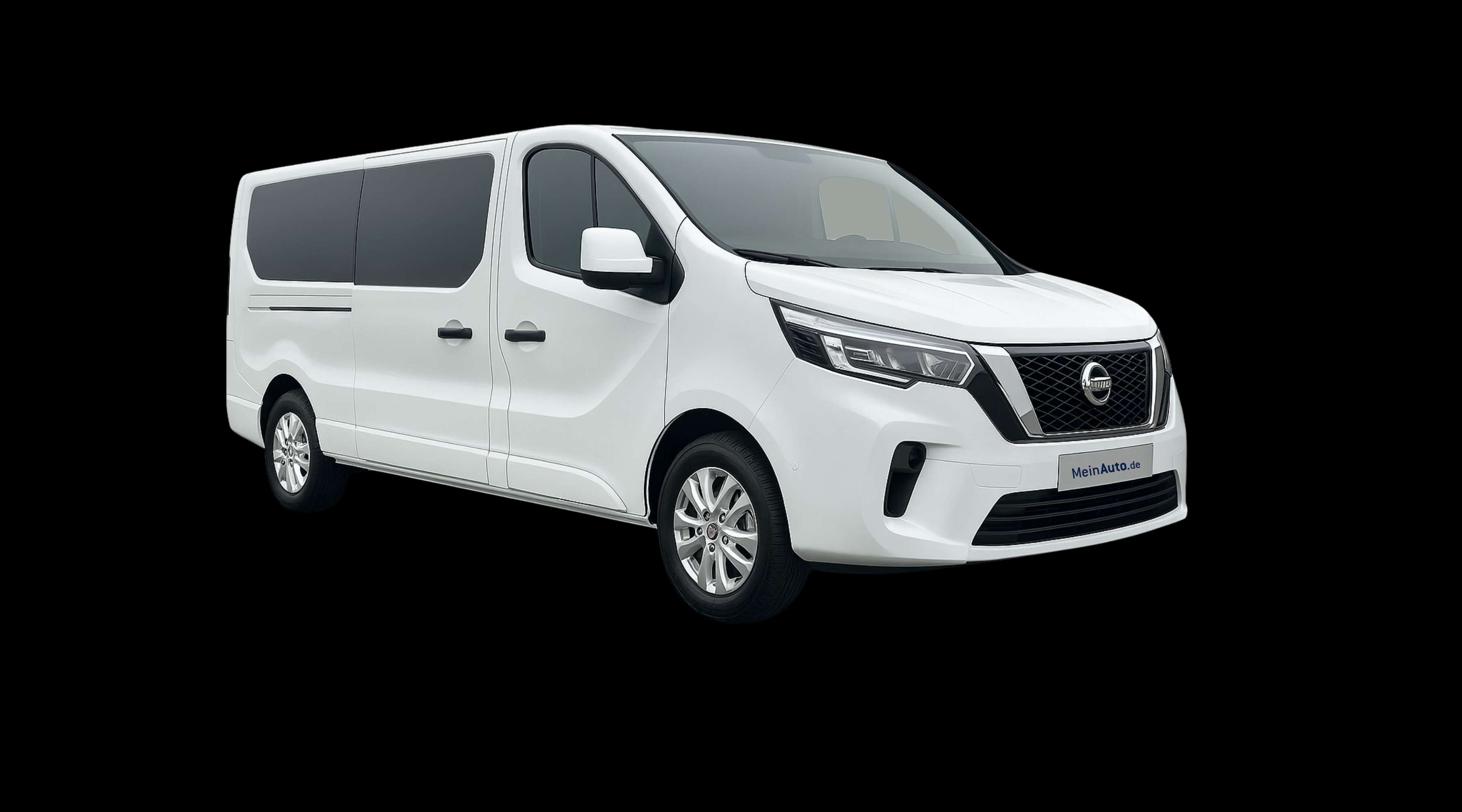 Schräge Frontansicht eines Nissan Primastar, freigestellt
