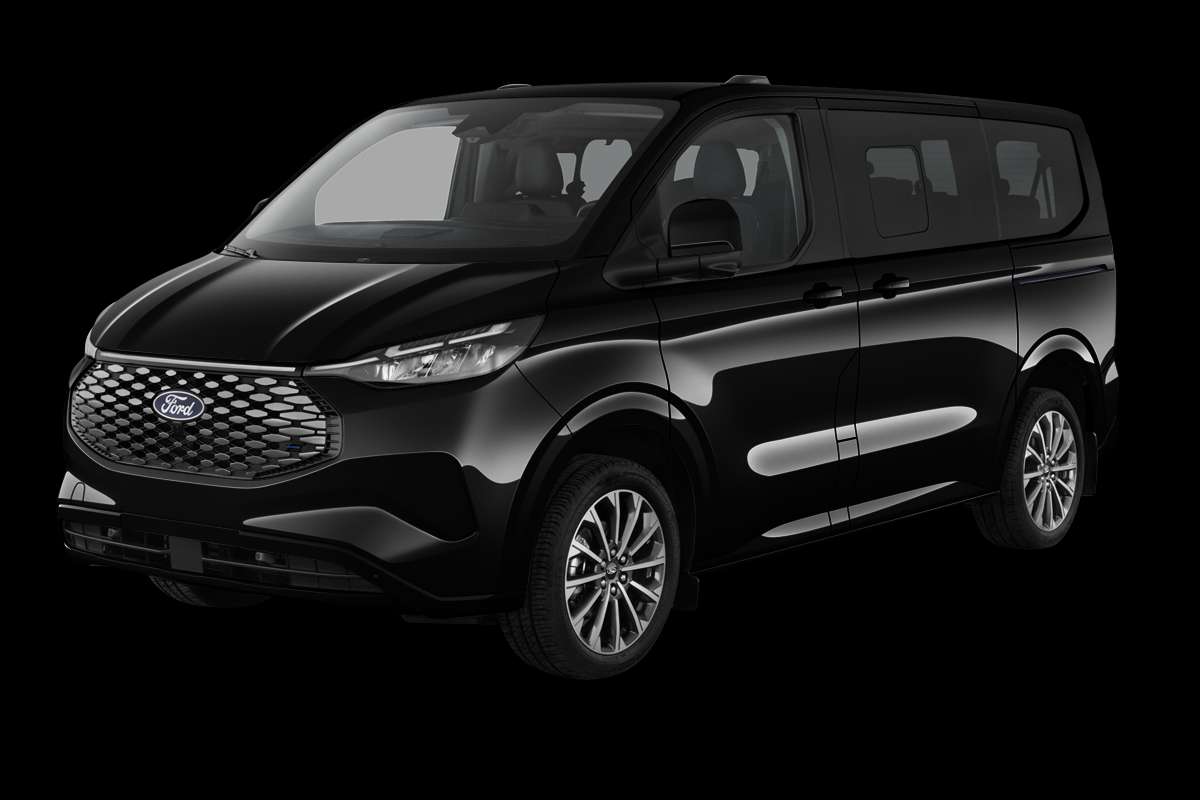 Schräge Frontansicht eines Ford Tourneo Custom, freigestellt