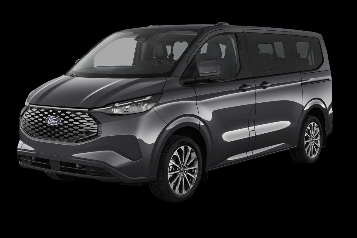 Schräge Frontansicht eines Ford Tourneo Custom, freigestellt