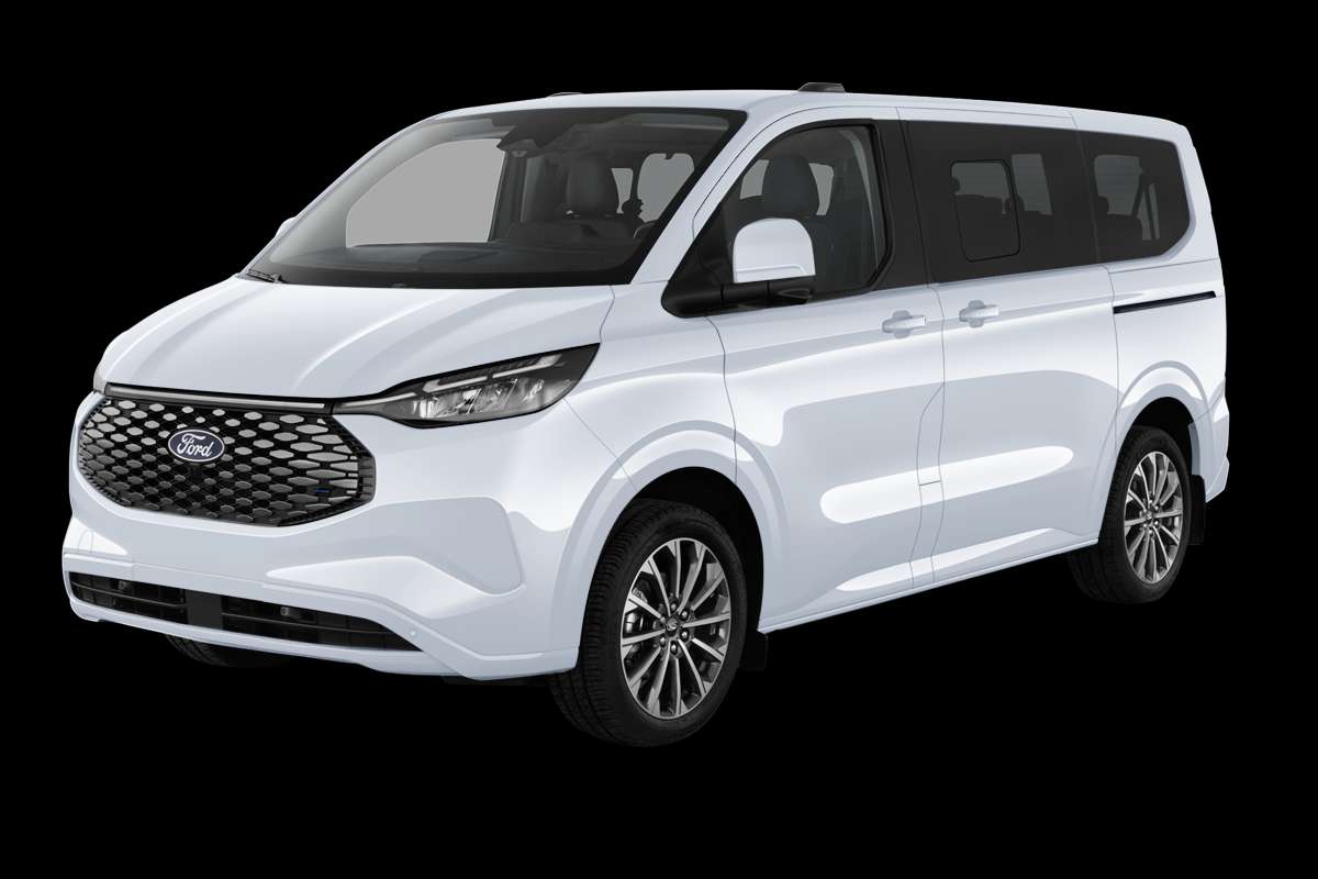 Schräge Frontansicht eines Ford Tourneo Custom, freigestellt