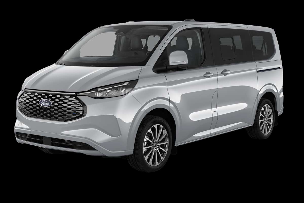 Schräge Frontansicht eines Ford Tourneo Custom, freigestellt