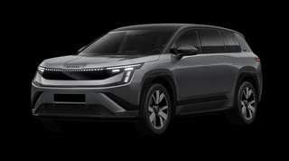 Schräge Frontansicht auf einen Skoda Peaq Sportline, freigestellt