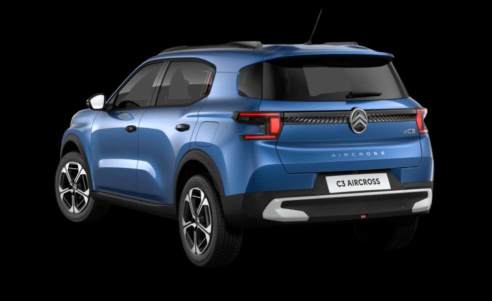 Schräge Heckansicht eines Citroën C3 Aircross, freigestellt