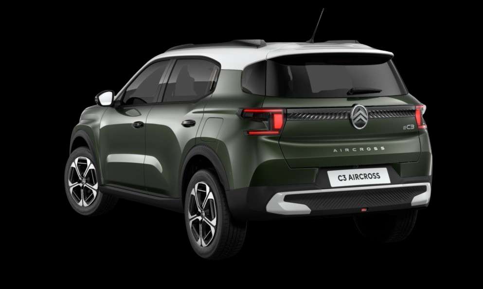 Schräge Heckansicht eines Citroën C3 Aircross, freigestellt