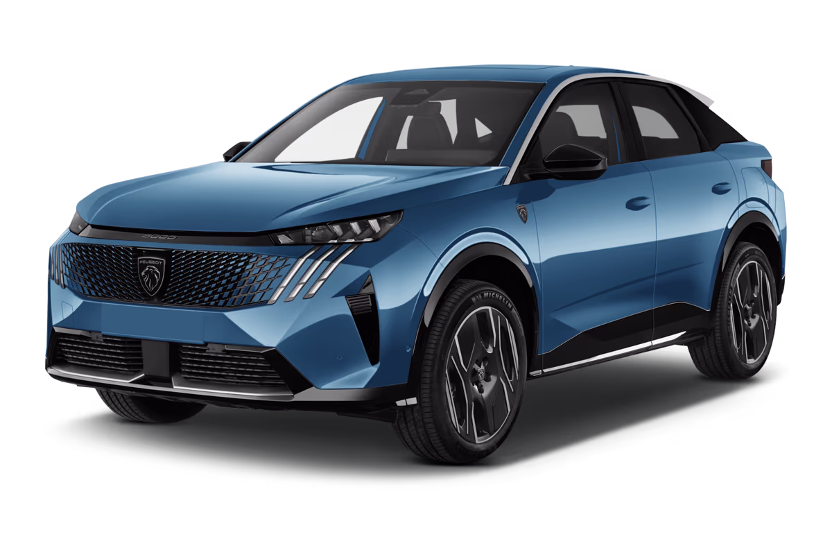 Schräge Frontansicht eines Peugeot e-3008, freigestellt