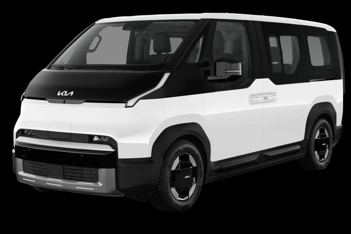 Schräge Frontansicht eines Kia PV5 Passenger, freigestellt