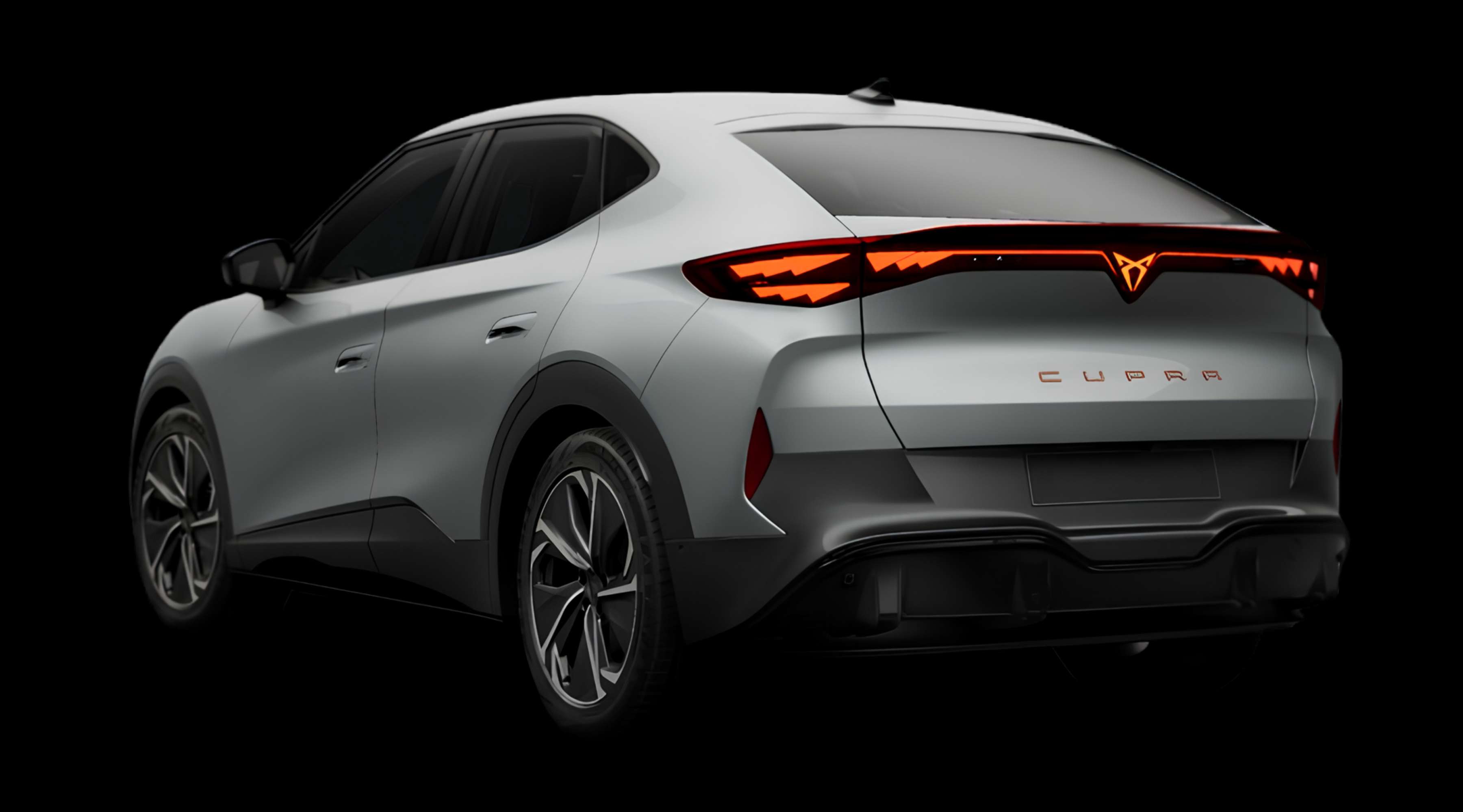 Schräge Heckansicht eines CUPRA Tavascan, freigestellt