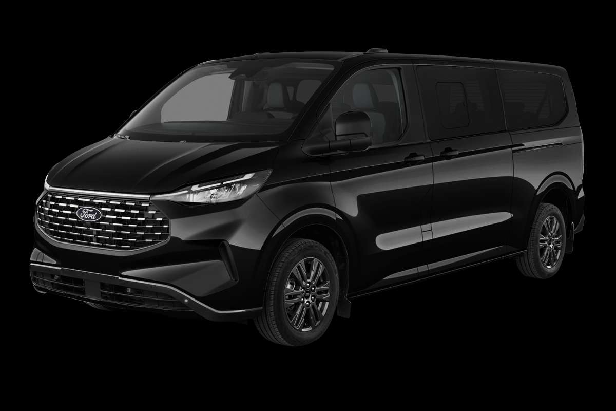 Schräge Frontansicht eines Ford Tourneo Custom, freigestellt
