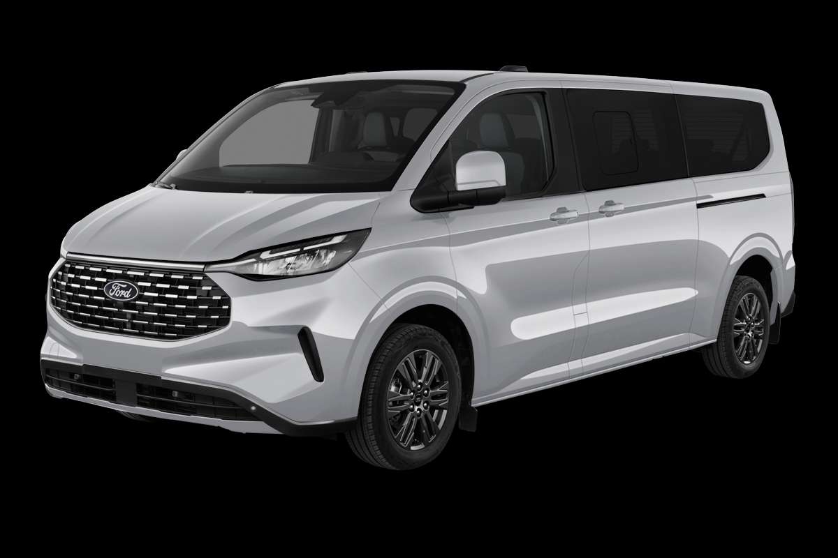 Schräge Frontansicht eines Ford Tourneo Custom, freigestellt