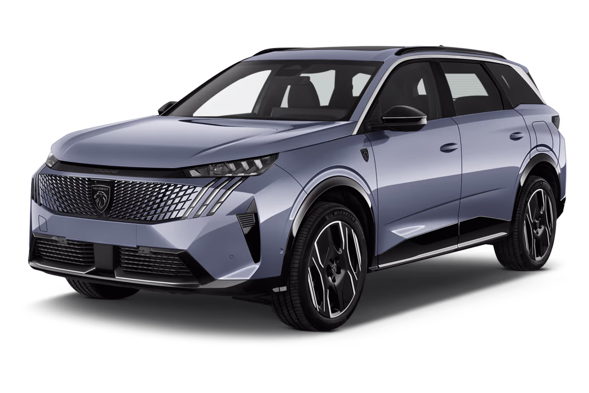 Schräge Frontansicht eines Peugeot e-5008, freigestellt