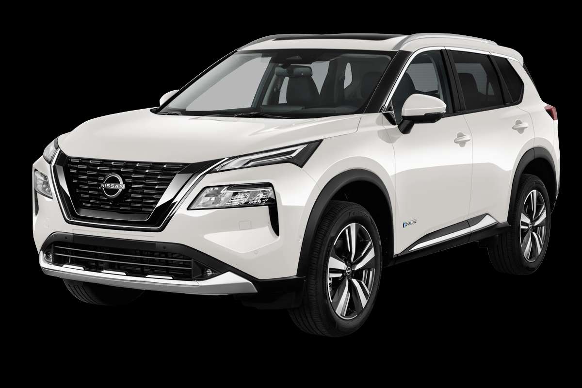 Schräge Frontansicht eines Nissan X-TRAIL, freigestellt