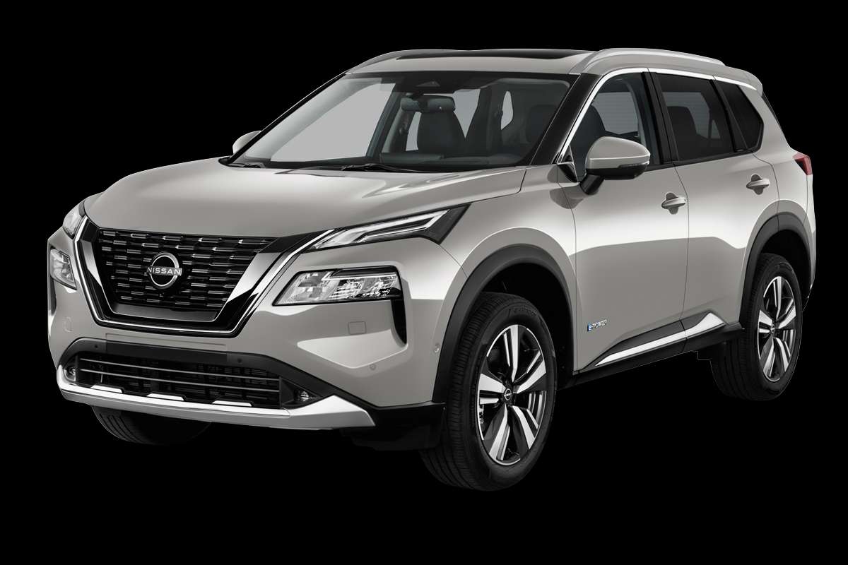Schräge Frontansicht eines Nissan X-TRAIL, freigestellt
