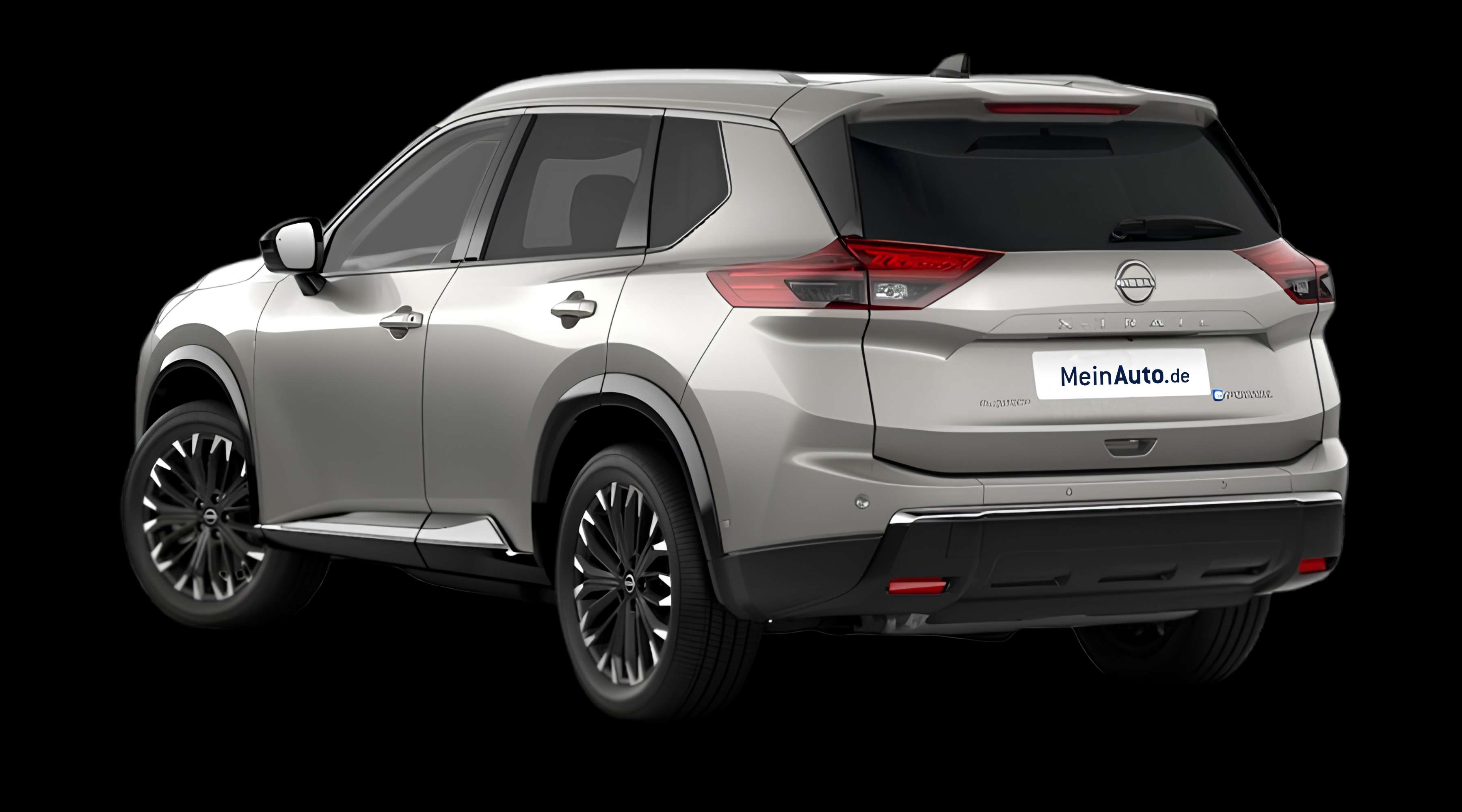 Schräge Heckansicht eines Nissan X-TRAIL, freigestellt