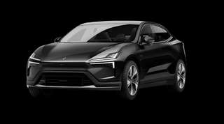 Schräge Frontansicht auf einen Polestar 4 coupé Prime, freigestellt