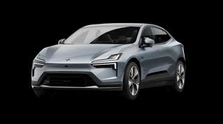 Schräge Frontansicht auf einen Polestar 4 coupé Prime, freigestellt