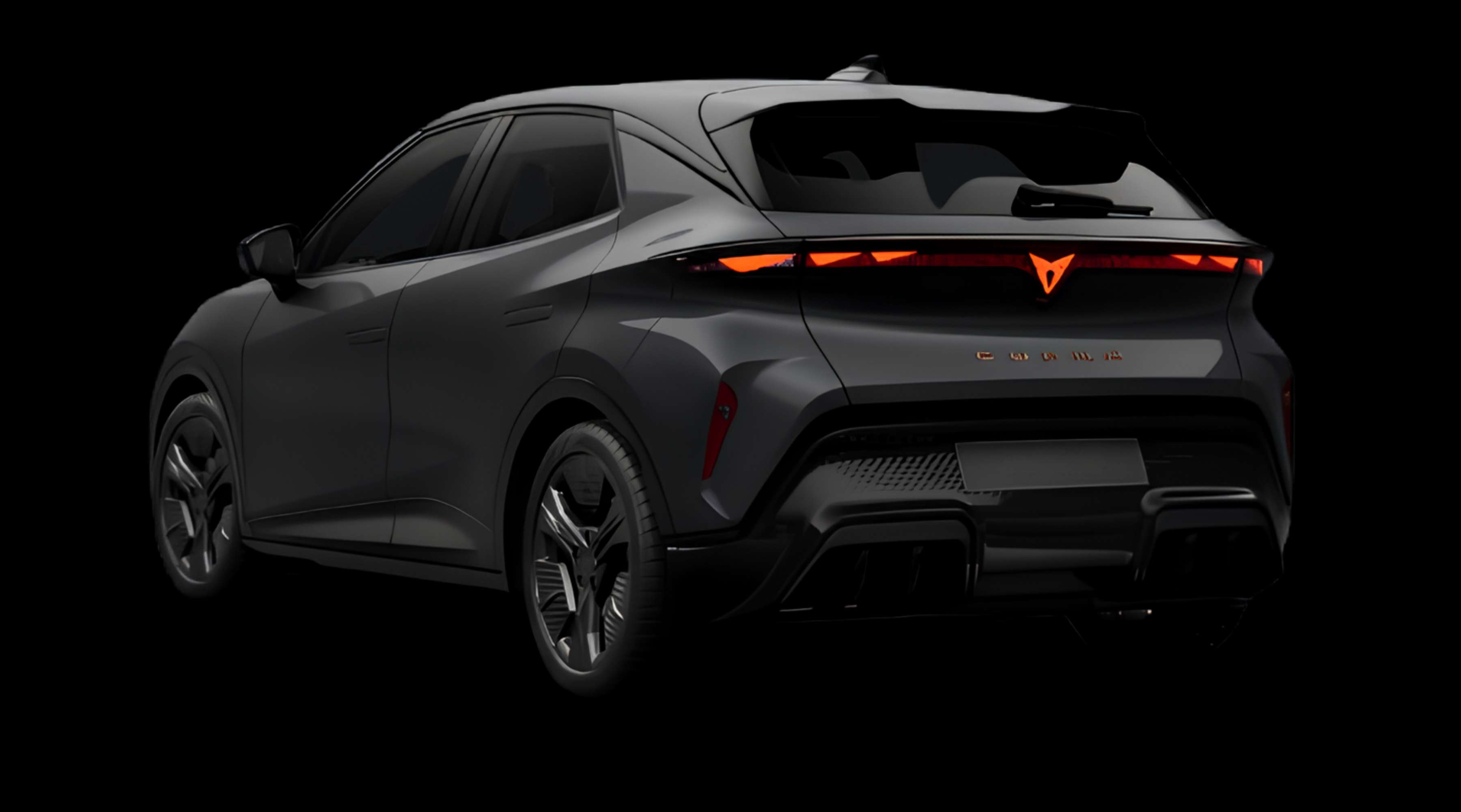 Schräge Heckansicht eines CUPRA Raval, freigestellt