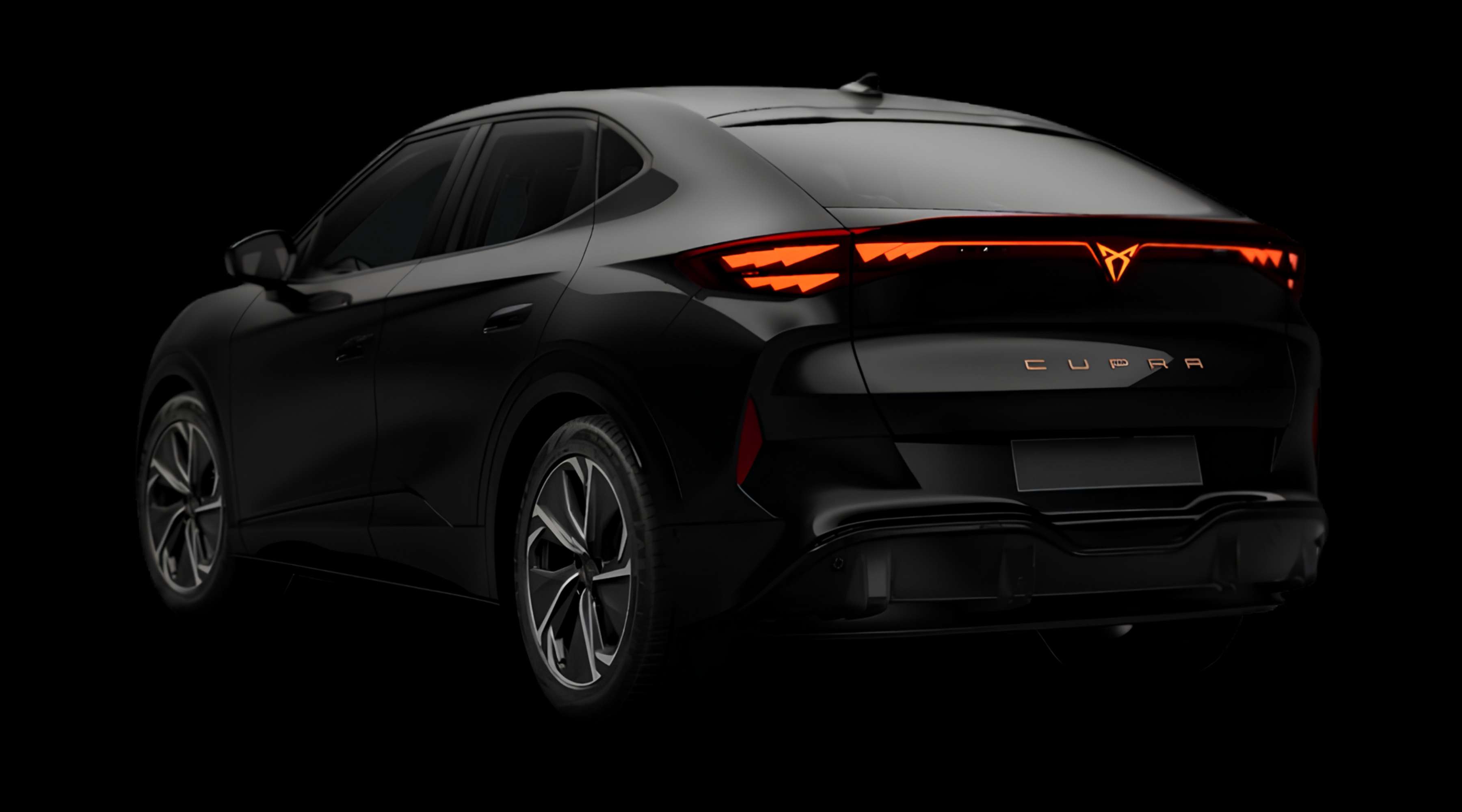 Schräge Heckansicht eines CUPRA Tavascan, freigestellt