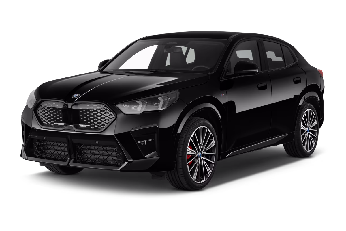 Schräge Frontansicht eines BMW iX2, freigestellt