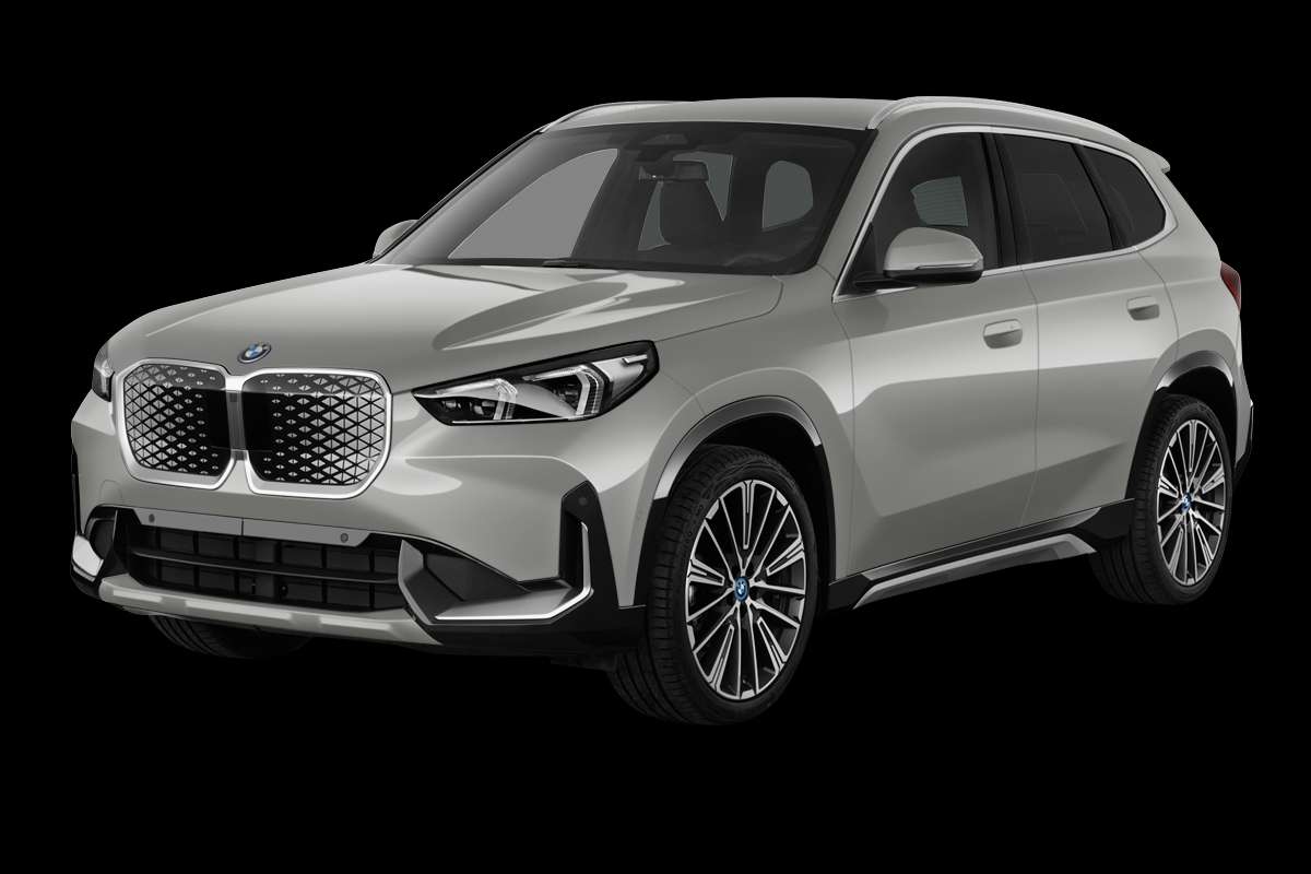Schräge Frontansicht eines BMW iX1, freigestellt