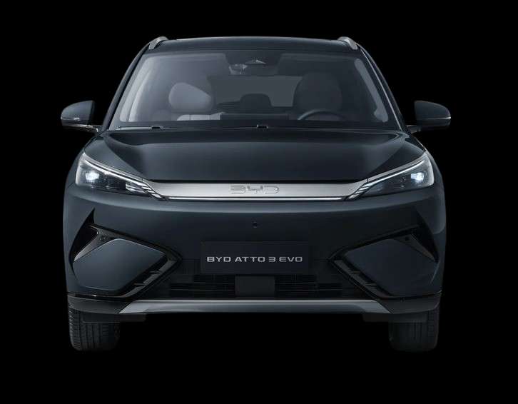 Frontansicht eines BYD Atto 3 Evo, freigestellt