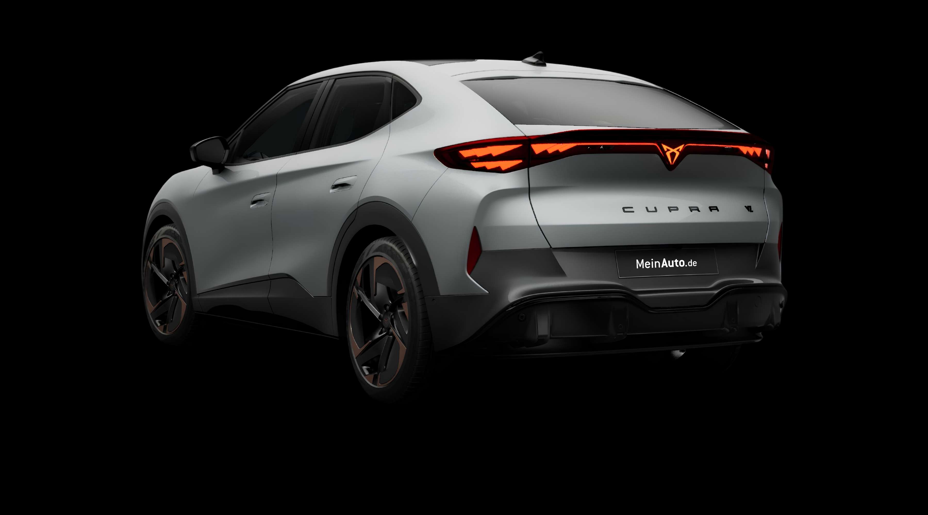 Schräge Heckansicht eines CUPRA Tavascan, freigestellt