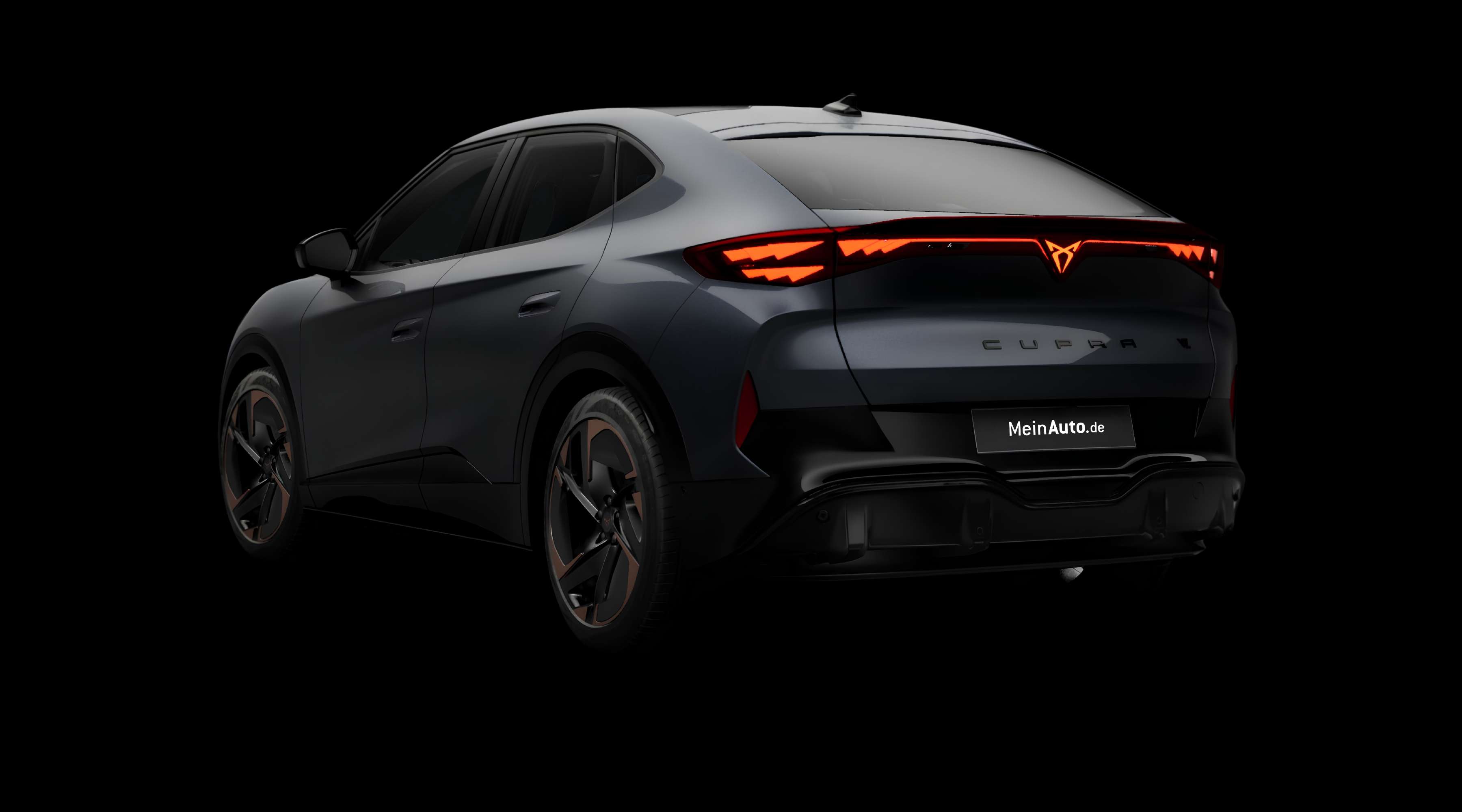 Schräge Heckansicht eines CUPRA Tavascan, freigestellt