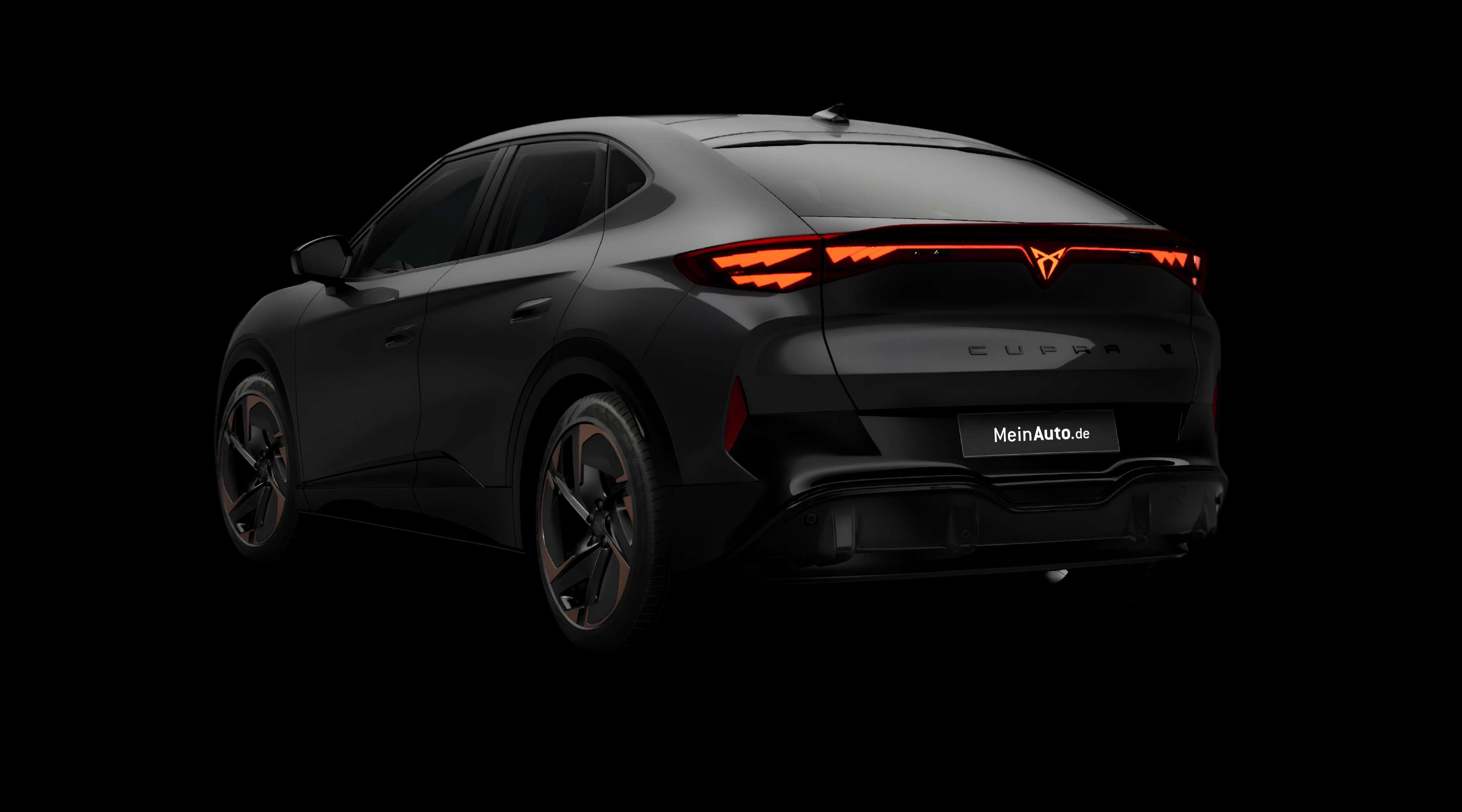 Schräge Heckansicht eines CUPRA Tavascan, freigestellt