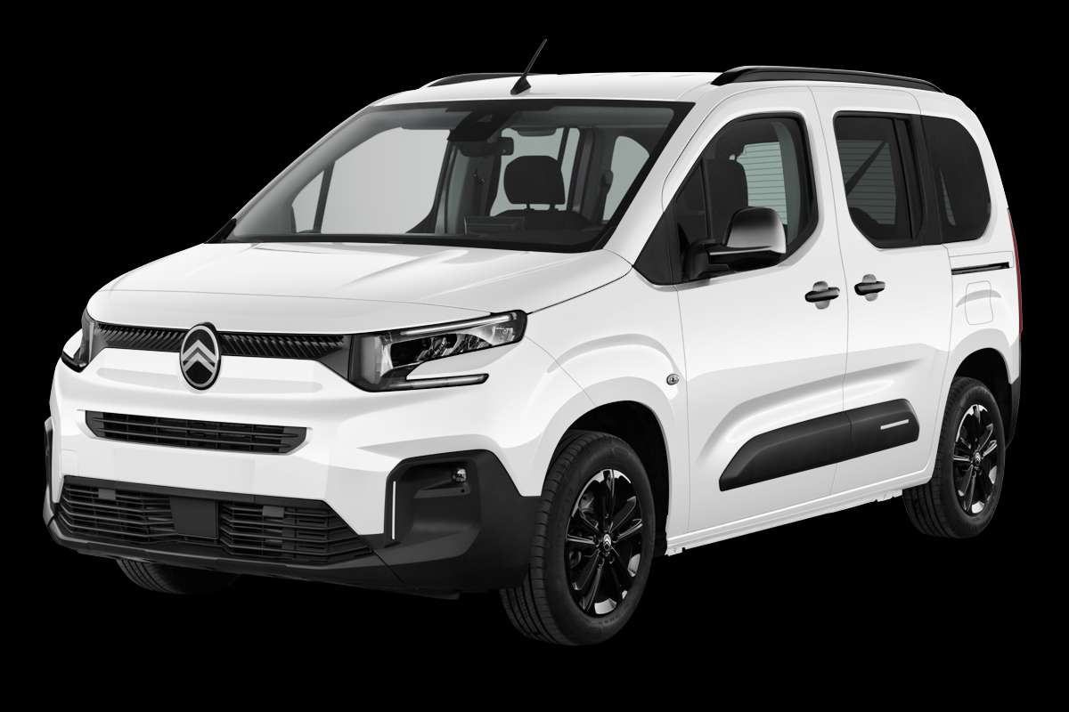 Schräge Frontansicht eines Citroën Berlingo, freigestellt