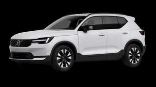 Schräge Frontansicht auf einen Volvo XC40 Plus, freigestellt