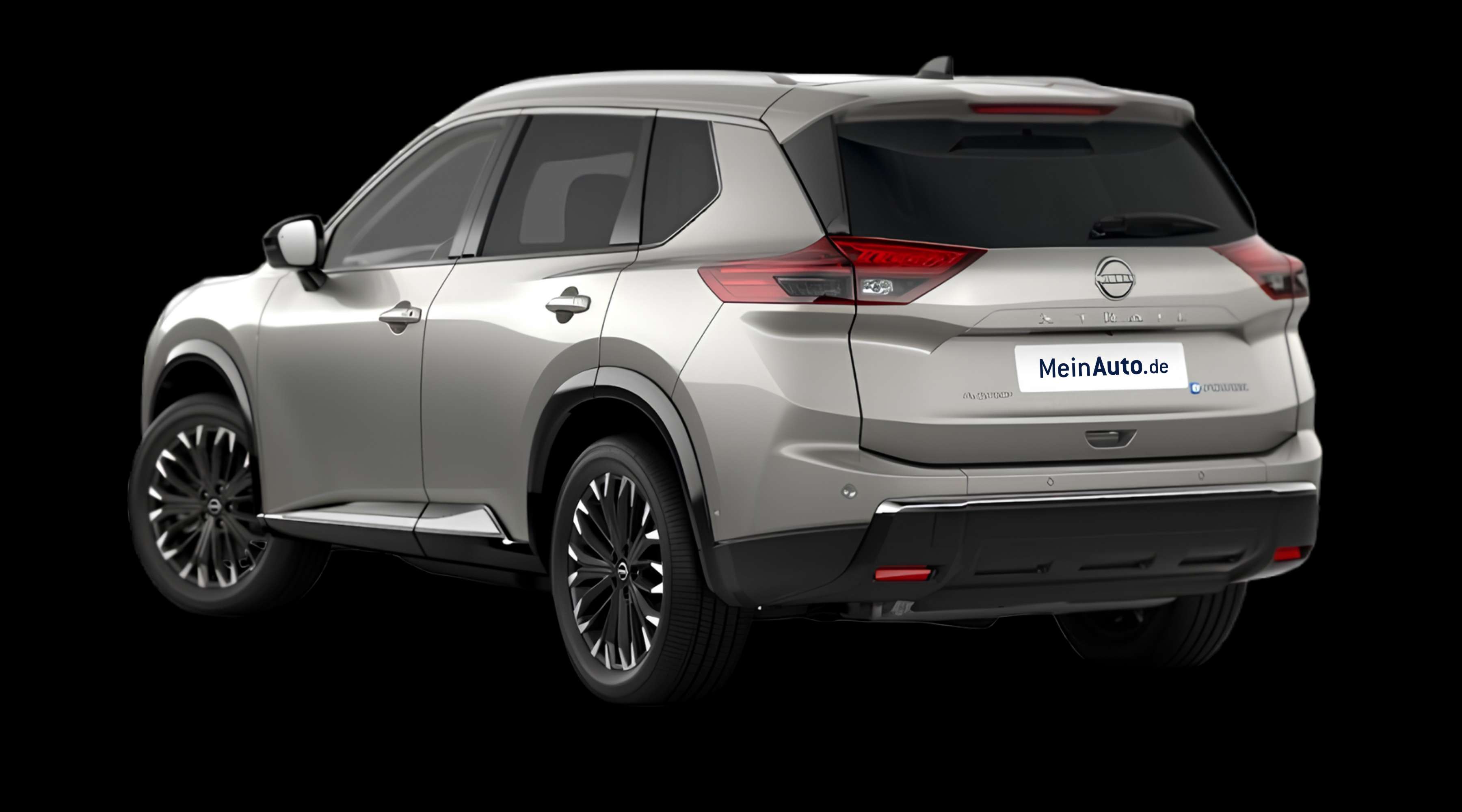 Schräge Heckansicht eines Nissan X-TRAIL, freigestellt
