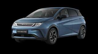 Schräge Frontansicht auf einen BYD Dolphin Design, freigestellt