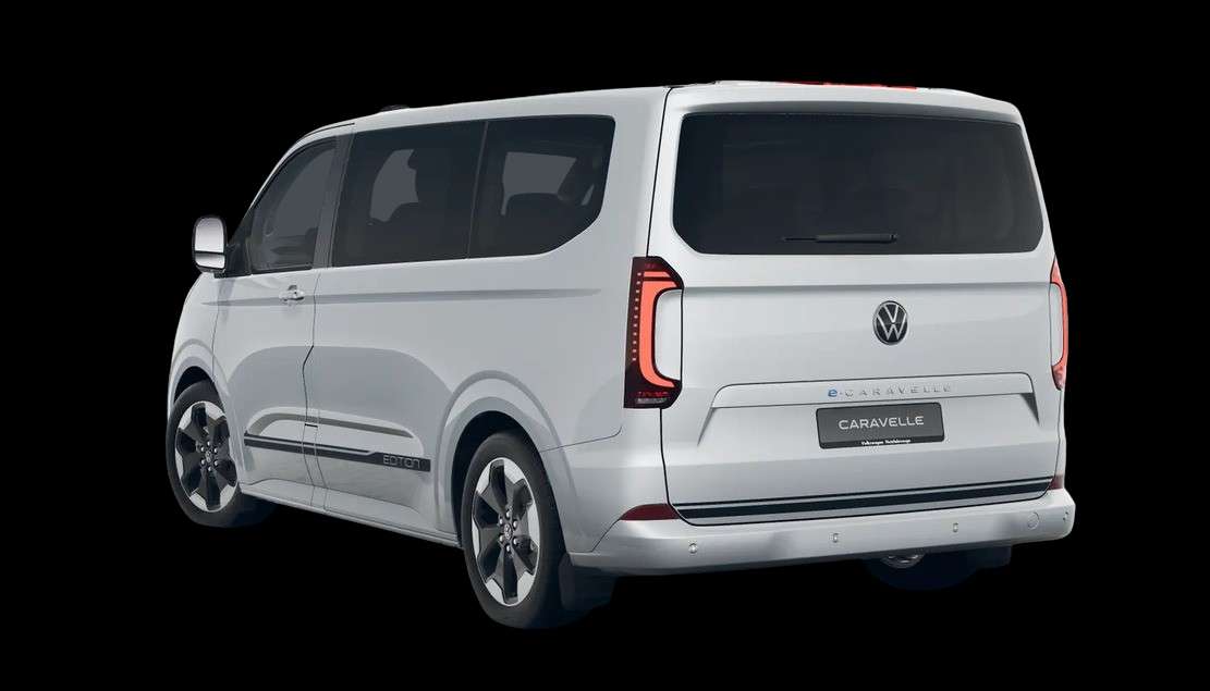 Schräge Heckansicht eines Volkswagen e-Caravelle, freigestellt