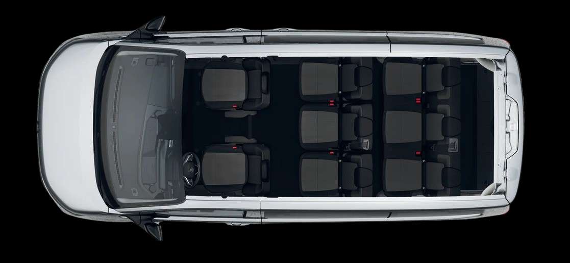 Tiefe, schräge Heckansicht eines Volkswagen e-Caravelle, freigestellt