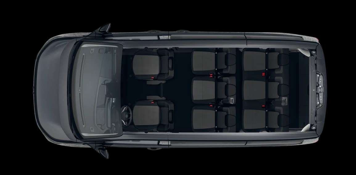 Tiefe, schräge Heckansicht eines Volkswagen e-Caravelle, freigestellt