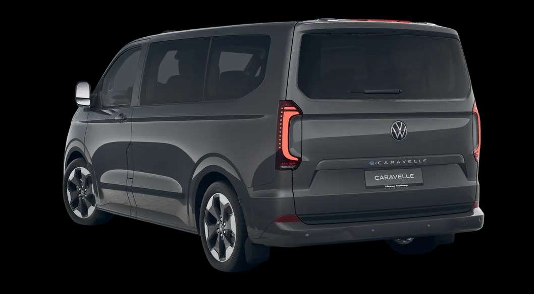 Schräge Heckansicht eines Volkswagen e-Caravelle, freigestellt