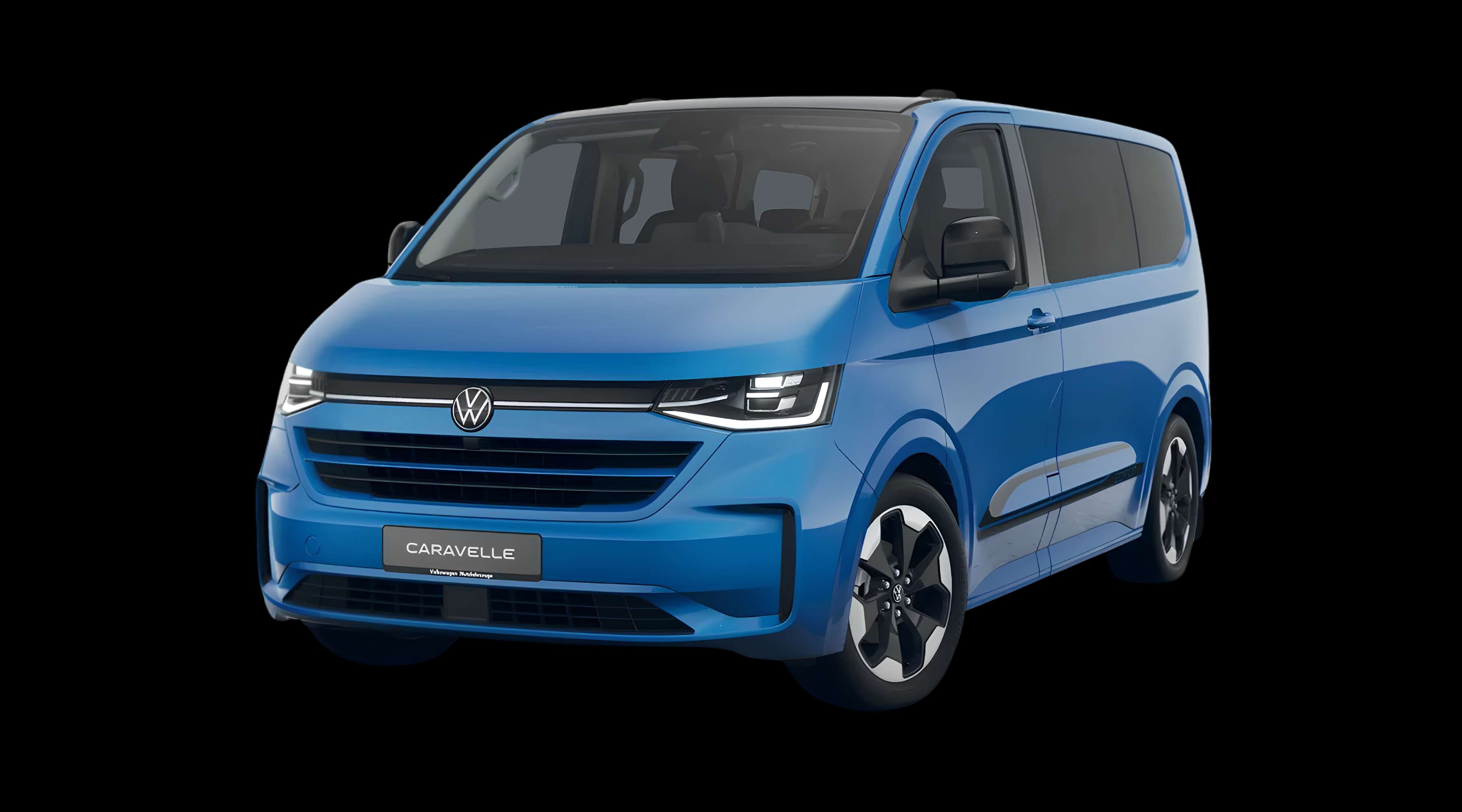 Schräge Frontansicht eines Volkswagen e-Caravelle, freigestellt