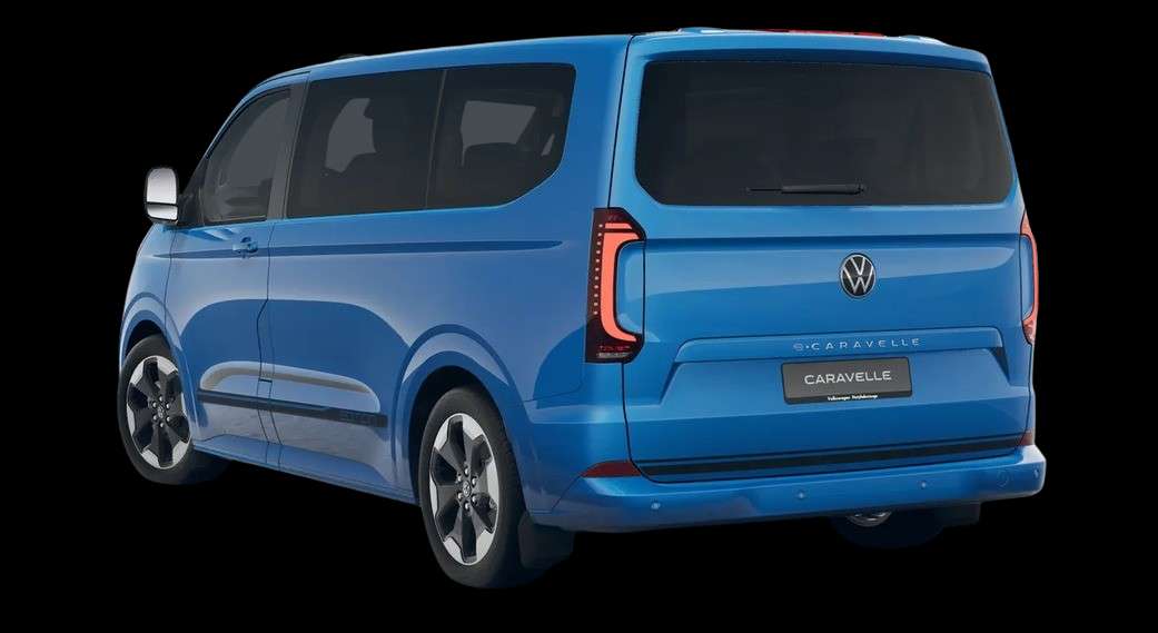 Schräge Heckansicht eines Volkswagen e-Caravelle, freigestellt