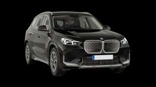 Schräge Frontansicht auf einen BMW iX1 , freigestellt