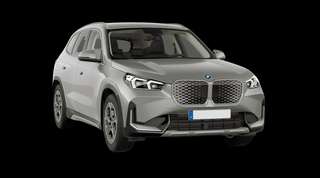 Schräge Frontansicht auf einen BMW iX1 , freigestellt